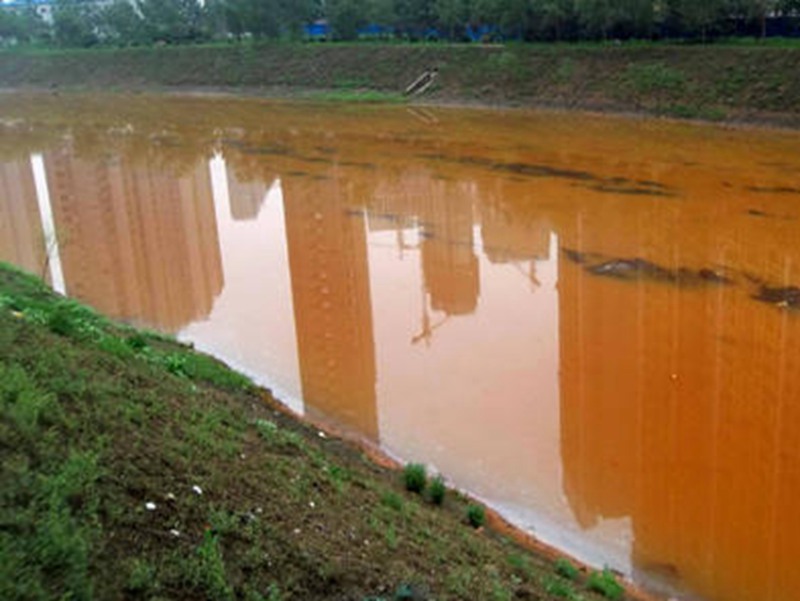 鄭州市的七里河里清水變“紅”水，懷疑有企業(yè)偷排污