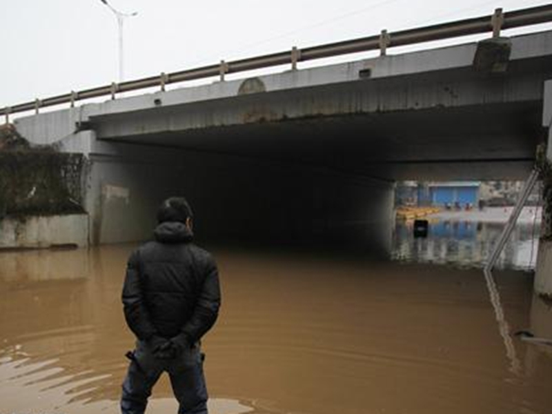 長(cháng)沙市大道涵洞積水導致交通堵塞